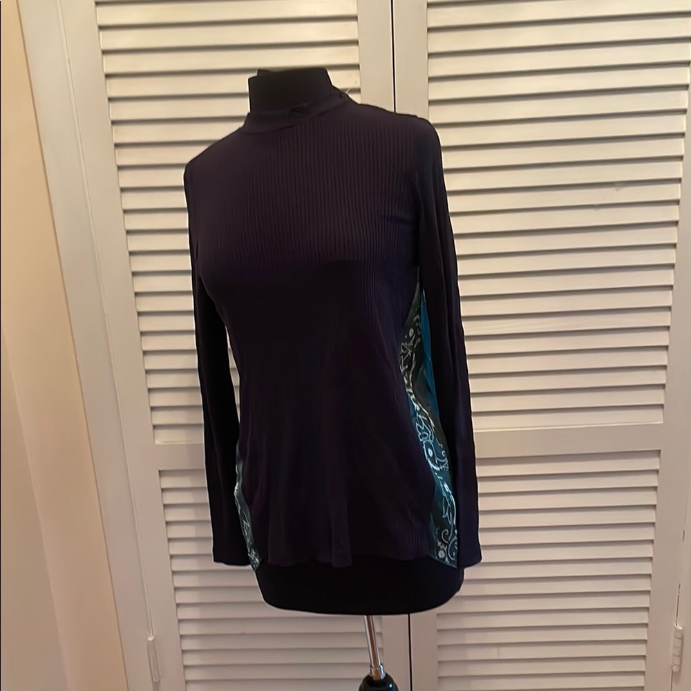 NWT Sandro Fitted navy and Green plisse back swirling pater long sleeves top